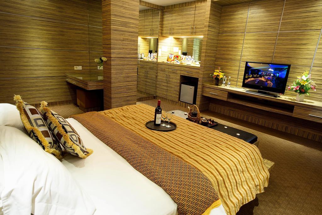 Hotel Maximillian Tanjung Balai Karimun Exterior foto