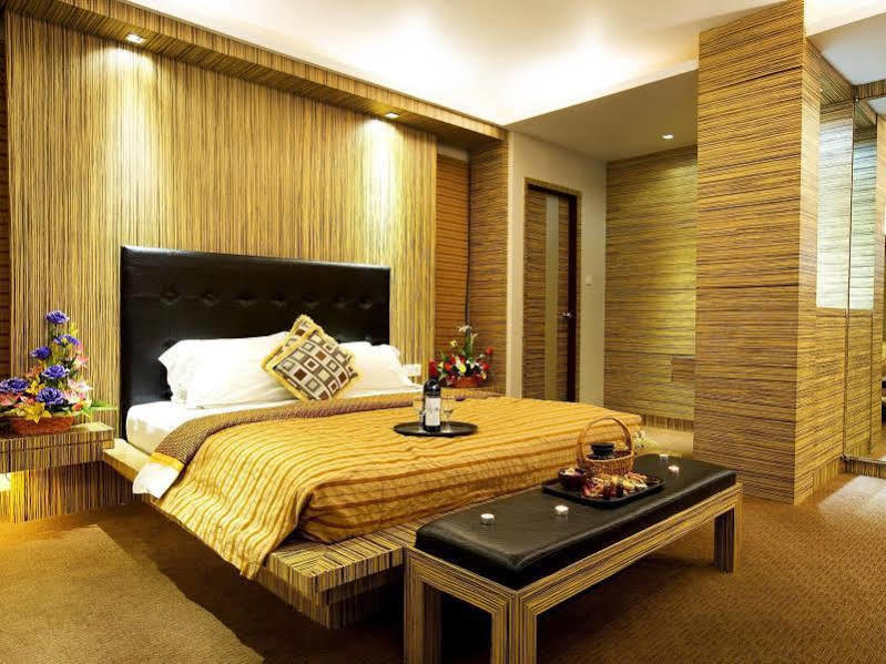 Hotel Maximillian Tanjung Balai Karimun Exterior foto